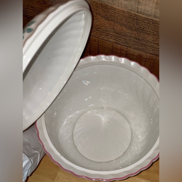 Churchill England Briar Rose Collection Serving Bowl with Lid - Picture 3 of 4